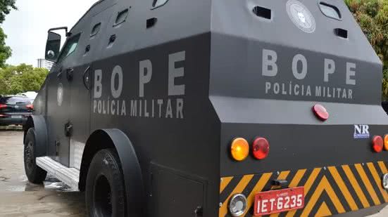 Após o tiroteio, os suspeitos se entrincheiraram em uma casa, e o BOPE foi acionado para cercar o local em meio a um clima de tensão. - Reprodução/PMRN