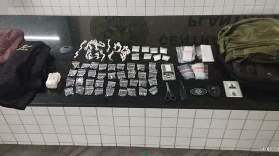 Com o trio, a PM apreendeu diversos itens que ligam os criminosos ao assalto e ao tráfico de drogas. - Reprodução