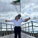 Jailson, o criador, se veste de marinheiro para receber os visitantes, enquanto sua esposa compartilha a alegria de ter um navio em casa. - Divulgação