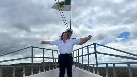 Jailson, o criador, se veste de marinheiro para receber os visitantes, enquanto sua esposa compartilha a alegria de ter um navio em casa. - Divulgação