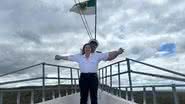 Jailson, o criador, se veste de marinheiro para receber os visitantes, enquanto sua esposa compartilha a alegria de ter um navio em casa. - Divulgação
