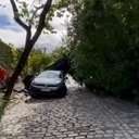 O veículo estava estacionado no momento da queda, mas, por sorte, ninguém ficou ferido - Reprodução/Internet