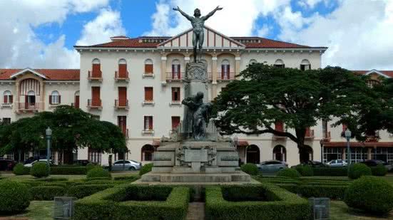 Com suas fontes termais e paisagens deslumbrantes, esse é o destino ideal para quem busca relaxamento e aventura. - Divulgação