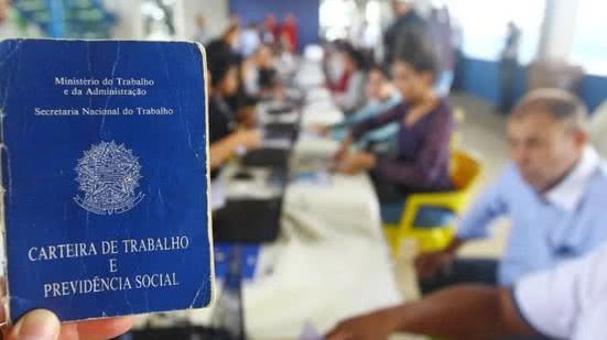 Desenvolver habilidades como comunicação e gestão de conflitos é crucial para evitar demissões e garantir a estabilidade no emprego. - Divulgação