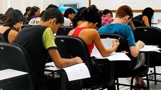 Saiba como se inscrever nas aulas preparatórias gratuitas para o Enem, disponíveis presencialmente em Natal e online para todo o estado. - Divulgação