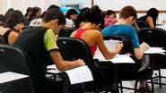 Saiba como se inscrever nas aulas preparatórias gratuitas para o Enem, disponíveis presencialmente em Natal e online para todo o estado. - Divulgação