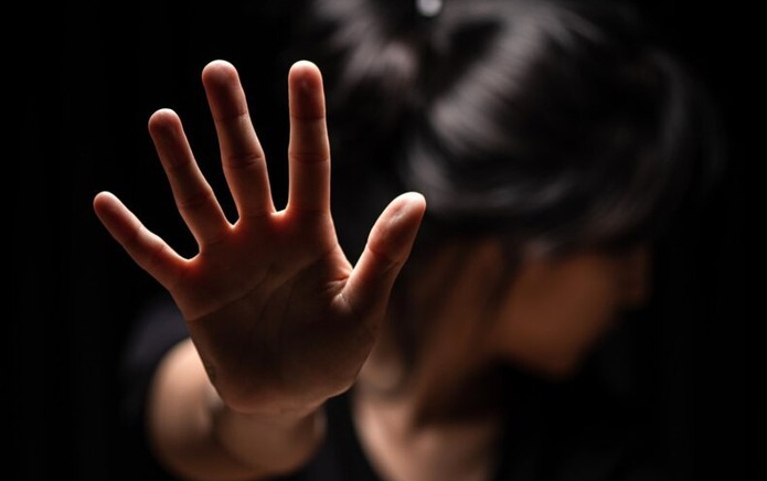 De acordo com a polícia civil, o agressor cortou o cabelo da vítima e quebrou seu celular para que ela não entrasse em contato com a família - Reprodução/Internet