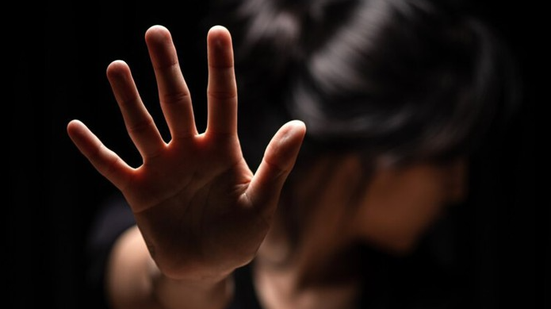 De acordo com a polícia civil, o agressor cortou o cabelo da vítima e quebrou seu celular para que ela não entrasse em contato com a família - Reprodução/Internet
