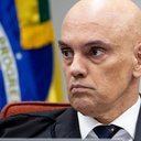 A reportagem destaca ações polêmicas de Moraes, como prisões sem julgamento e bloqueios à imprensa, em um contexto de tarifas elevadas. - Divulgação