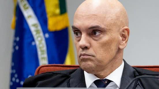 A reportagem destaca ações polêmicas de Moraes, como prisões sem julgamento e bloqueios à imprensa, em um contexto de tarifas elevadas. - Divulgação