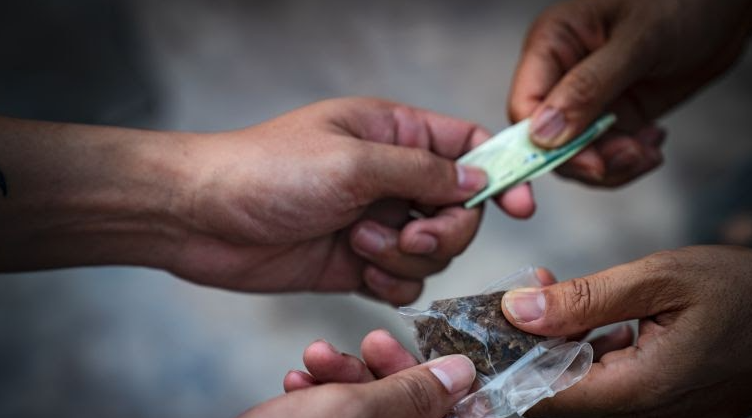 De acordo com as investigações, os menores eram usados para atuar nas chamadas “bocas de fumo” no centro de Pipa - Reprodução/Internet