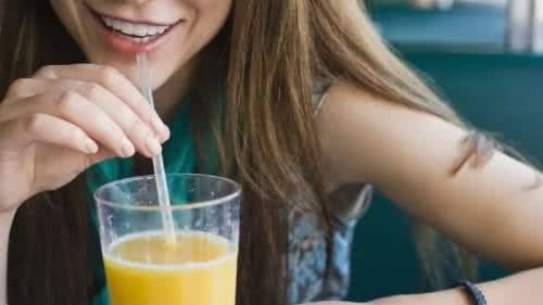 Entenda os motivos pelos quais médicos recomendam consumir a laranja inteira em vez do suco. - Divulgação