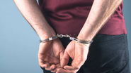Durante a operação, os agentes encontraram e apreenderam uma arma de fogo, acessórios e munições - Reprodução/Internet