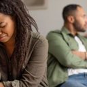 Mudanças significativas na vida do casal, como filhos e novos empregos, elevam o risco de infidelidade entre homens. - Divulgação