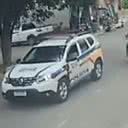 O ataque ocorreu em Minas Gerais, quando um homem se aproximou da viatura da PM e atacou um policial com uma faca. - Divulgação