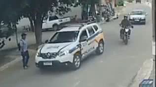 O ataque ocorreu em Minas Gerais, quando um homem se aproximou da viatura da PM e atacou um policial com uma faca. - Divulgação