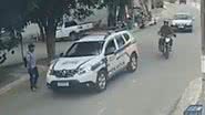 O ataque ocorreu em Minas Gerais, quando um homem se aproximou da viatura da PM e atacou um policial com uma faca. - Divulgação