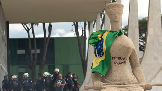 Débora escreveu “Perdeu, mané” na escultura A Justiça, que fica em frente à sede do STF - Joedson Alves/Agência Brasil