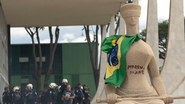 Débora escreveu “Perdeu, mané” na escultura A Justiça, que fica em frente à sede do STF - Joedson Alves/Agência Brasil