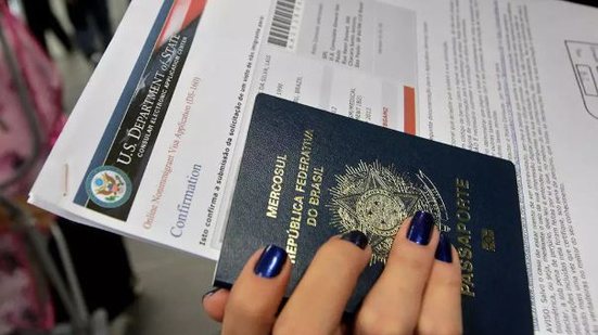 Trump prometeu revogar vistos de imigrantes e estudantes com irregularidades, e essa meta foi rapidamente implementada. - Divulgação