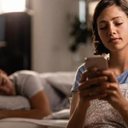 Estudos indicam que homens e mulheres têm comportamentos diferentes em relação à traição, com a idade e a dependência financeira influenciando. - Divulgação