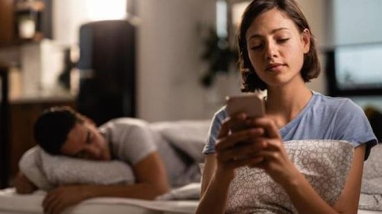 Estudos indicam que homens e mulheres têm comportamentos diferentes em relação à traição, com a idade e a dependência financeira influenciando. - Divulgação
