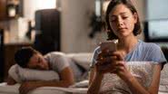 Estudos indicam que homens e mulheres têm comportamentos diferentes em relação à traição, com a idade e a dependência financeira influenciando. - Divulgação