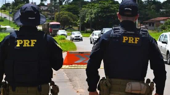 A PRF agiu rapidamente após denúncia e apreendeu o celular da mulher, confirmando a falsificação de sua identidade. - Divulgação