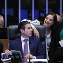 O requerimento, aprovado pela Câmara dos Deputados, também prevê redução parcial da alíquota para quem recebe entre R$ 5 mil e R$ 7.350 - Lula Marques/Agência Brasil