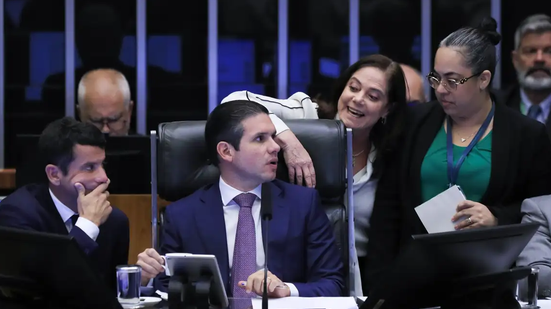 O requerimento, aprovado pela Câmara dos Deputados, também prevê redução parcial da alíquota para quem recebe entre R$ 5 mil e R$ 7.350 - Lula Marques/Agência Brasil