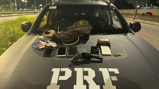 Os criminosos estavam em posse de objetos e documentos das vítimas - Divulgação/PRF