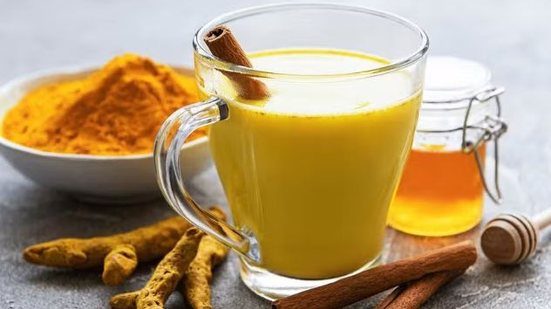 Aprenda a preparar o Leite Dourado, uma bebida saudável e saborosa que incorpora os benefícios da cúrcuma. - Divulgação
