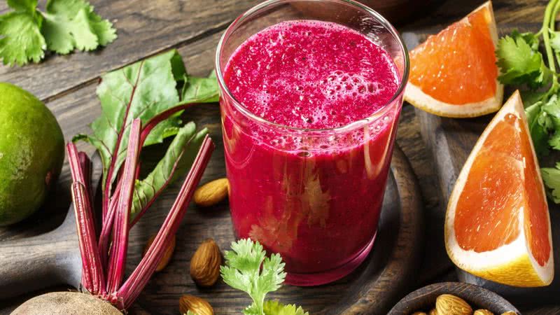Entre os alimentos que ganham destaque, a beterraba, especialmente em forma de suco, chama a atenção - Reprodução/Internet