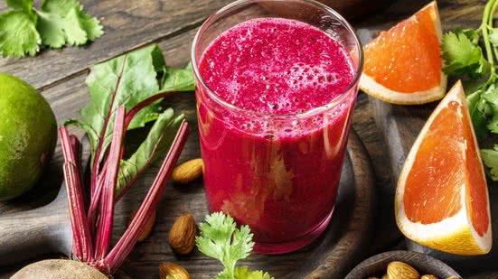 Entre os alimentos que ganham destaque, a beterraba, especialmente em forma de suco, chama a atenção - Reprodução/Internet