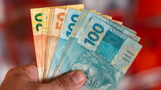 Os depósitos começaram a ser processados na quinta-feira (28) e ficam disponíveis integralmente para saque e uso bancário já a partir da sexta-feira (29) - Reprodução/iStock