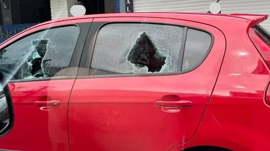 Mulher quebrou os vidros do carro - Reprodução
