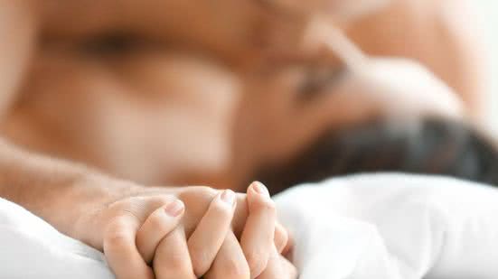 Explore posições sexuais que favorecem o prazer feminino durante a menopausa e melhore sua vida sexual com conforto. - Divulgação