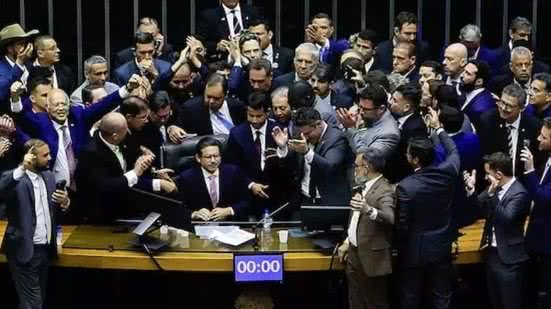 O ato de ocupação das mesas na Câmara foi uma resposta à prisão domiciliar do ex-presidente Jair Bolsonaro, gerando polêmica - Wilton Junior
