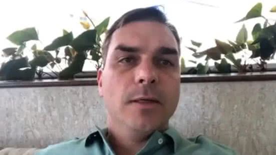 Flávio Bolsonaro afirma que todos estão bem após o assalto, que durou mais de uma hora. - Reprodução
