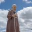 estátua foi instalada no mirante da cidade, um local construído em 2022 no mesmo ponto em que o religioso havia deixado uma cruz durante uma visita na década de 1960. - Reprodução