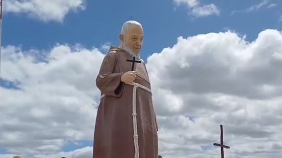 estátua foi instalada no mirante da cidade, um local construído em 2022 no mesmo ponto em que o religioso havia deixado uma cruz durante uma visita na década de 1960. - Reprodução