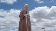 estátua foi instalada no mirante da cidade, um local construído em 2022 no mesmo ponto em que o religioso havia deixado uma cruz durante uma visita na década de 1960. - Reprodução