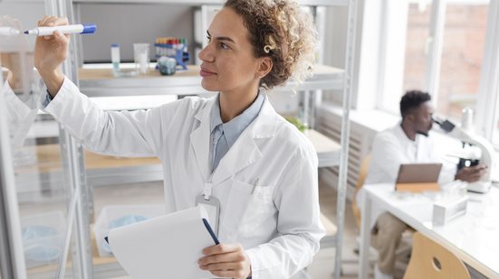 Estudos iniciais prometem novas terapias personalizadas, mas ainda requerem testes em laboratório e em animais. - Reprodução/FreePik