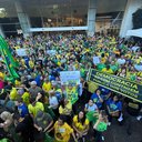 Com cartazes e gritos de protesto, a população de Natal se uniu em defesa da Anistia e contra figuras políticas controversas. - BNews Natal