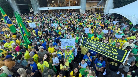 Com cartazes e gritos de protesto, a população de Natal se uniu em defesa da Anistia e contra figuras políticas controversas. - BNews Natal
