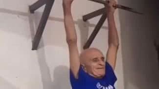 O vídeo de Seu Alcino fazendo barra fixa viralizou, destacando a importância da atividade física na terceira idade - Reprodução