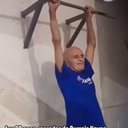 O vídeo de Seu Alcino fazendo barra fixa viralizou, destacando a importância da atividade física na terceira idade - Reprodução