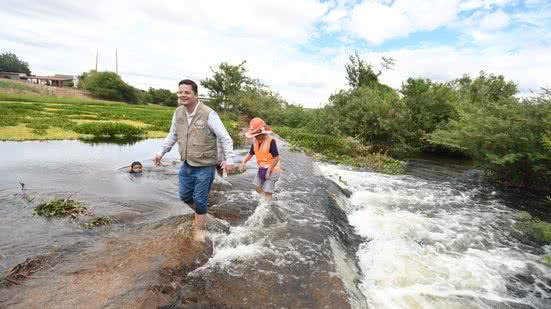 volume foi suficiente para começar a transbordar o muro do lago, formando um cenário semelhante à sangria de um açude - Assecom/Joana Lima