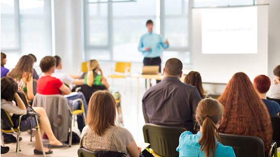 É exigida idade mínima para participação nos cursos, que varia de 15 a 18 anos - Reprodução/Shutterstock