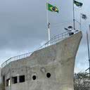 Jailson Gomes, um vigia de 52 anos, dedica-se à construção do Titanic, que já se tornou um símbolo de criatividade e persistência. - Divulgação